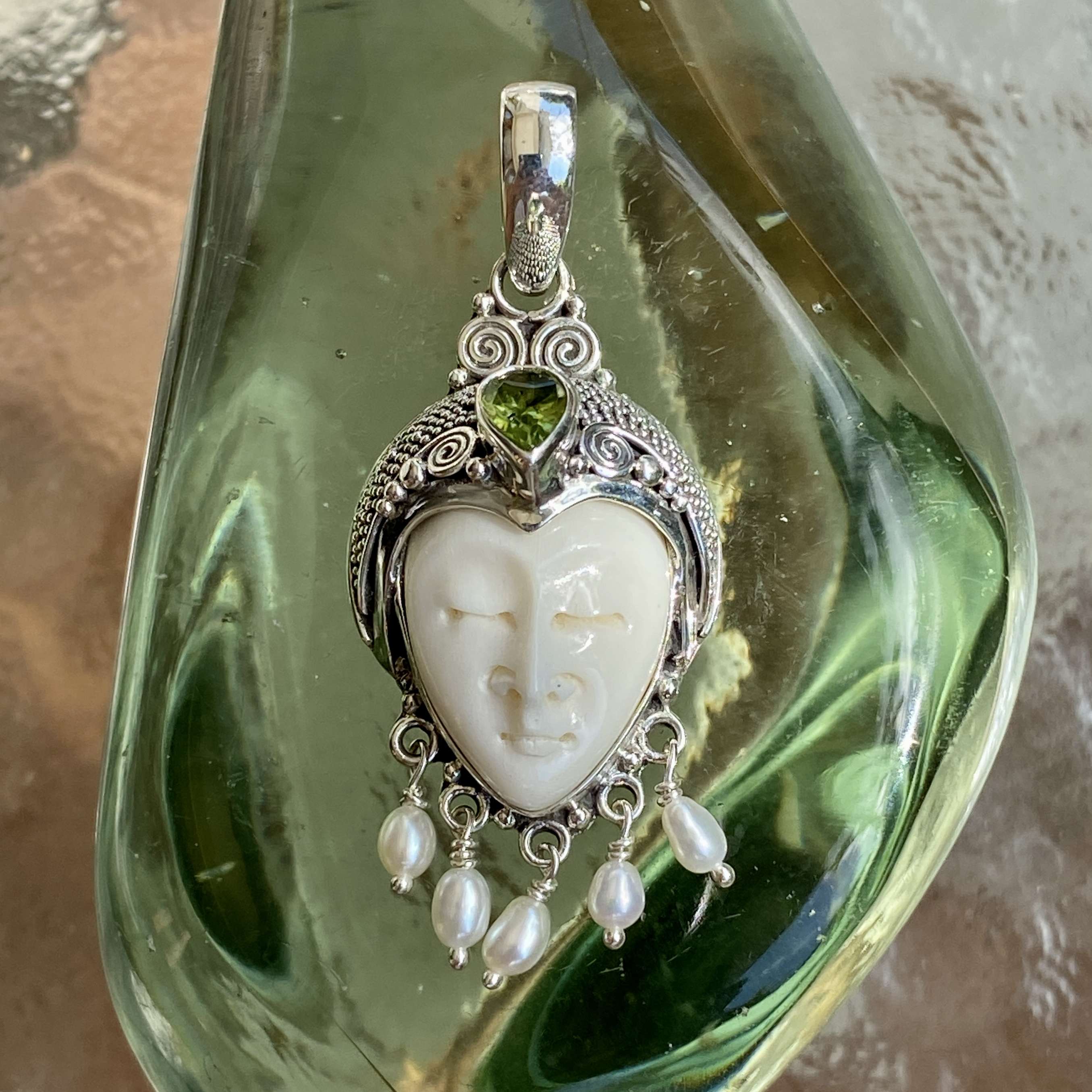 (HANDMADE 925 BALI SILVER BONE FACE PEANDANTS WITH PERIDOT)